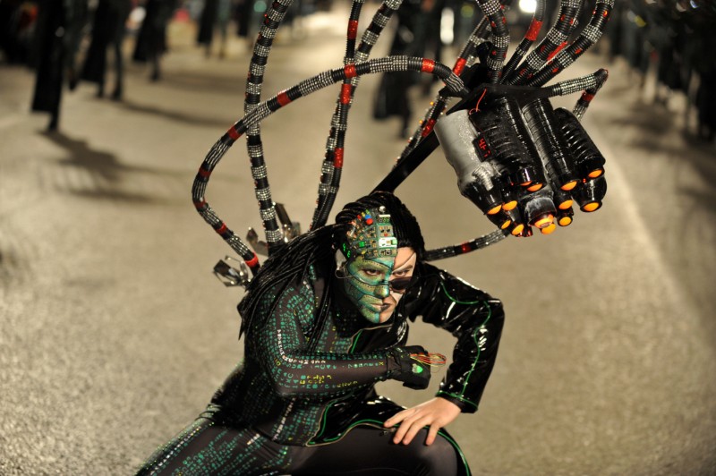 High tech glamour steals the show at Águilas carnival as external peñas parade