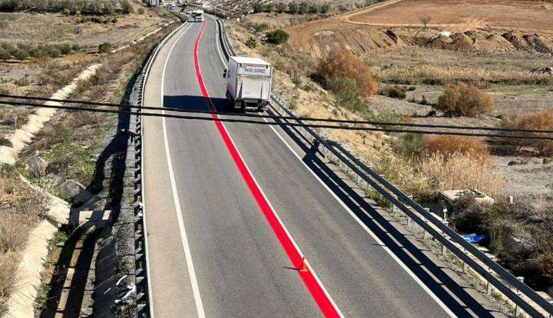 What is that red line that has started appearing on some Spanish roads?