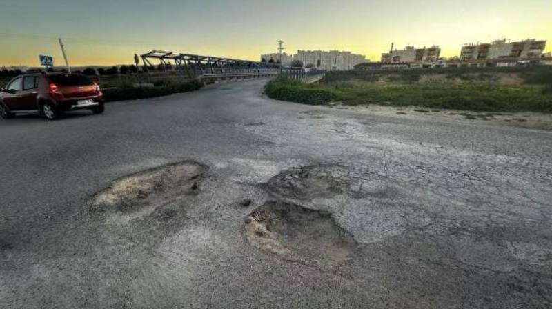 Potholes, weeds and broken bins: Orihuela Costa residents fed up with neglect