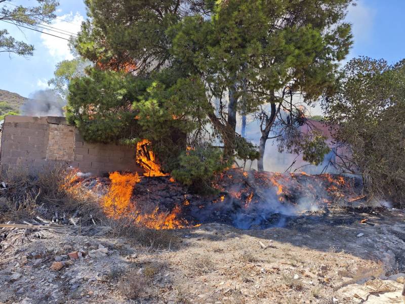 Wildfire forces closure of road between La Unión and Portmán