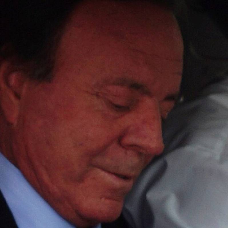 Government weighs up stripping Julio Iglesias of arts medal as pressure grows over allegations