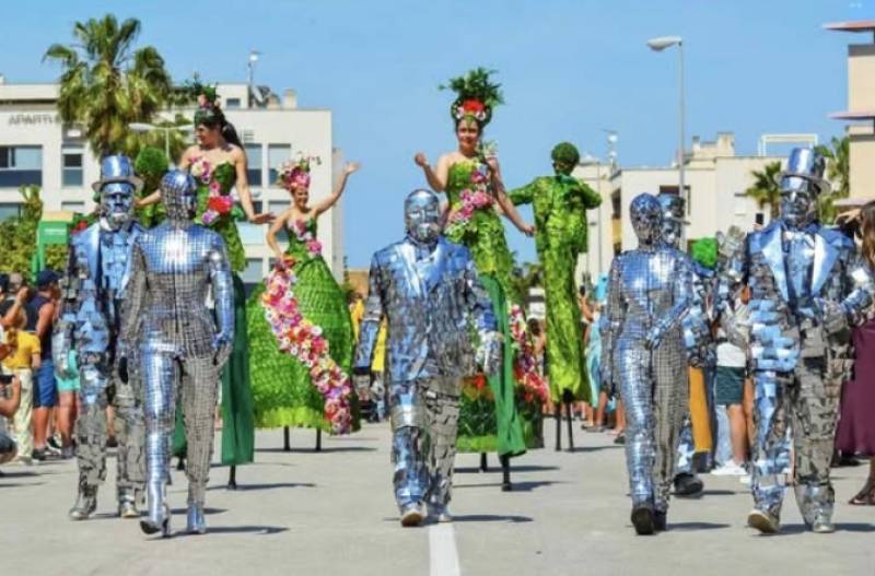 Cabo Roig turns green as thousands celebrate St Patrick's Day parade