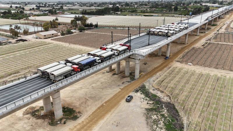 Stress testing: Dozens of lorries park on new Alhama de Murcia AVE bridge to test its durability