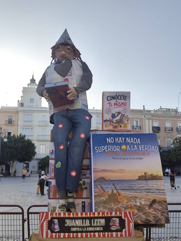 Cádiz burns its Juanillos: a night of fire, music and sharp political satire