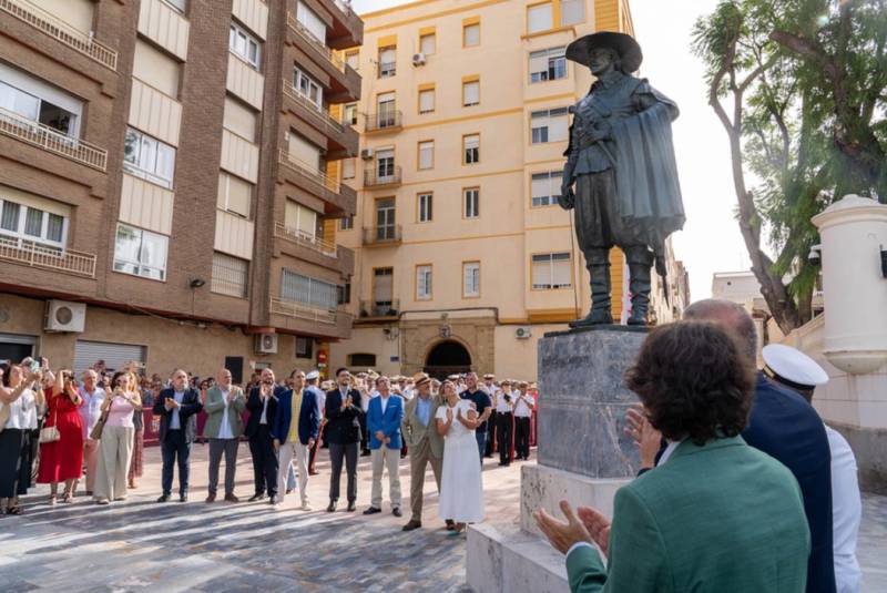 New statue in the centre of Cartagena in honour of fictional character Capitán Alatriste
