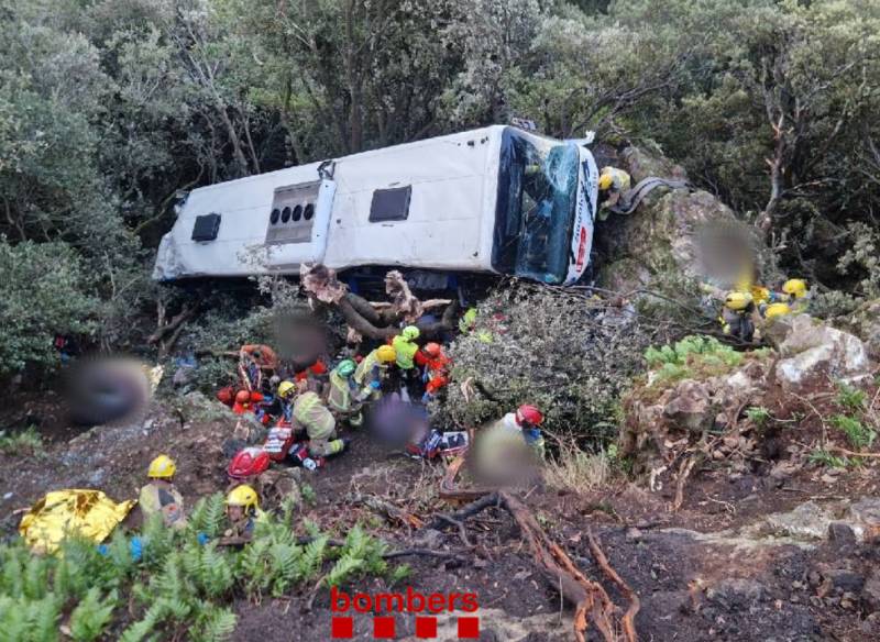 Bus falls 20 metres down embankment in Barcelona, injuring 83